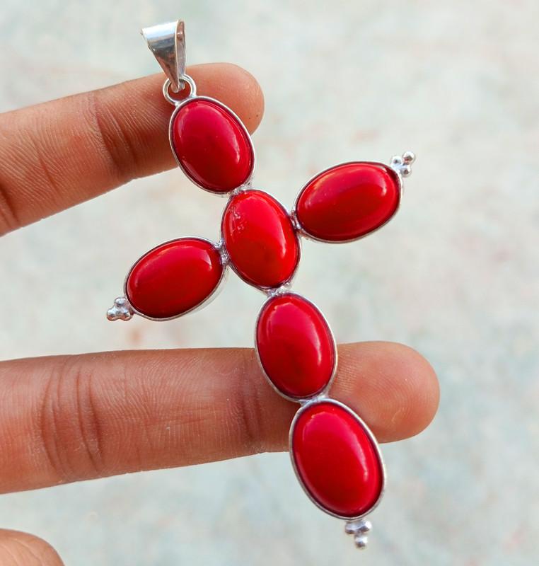 

Подвеска на удачу из серебра 925 пробы с драгоценным камнем коралл CRO-182