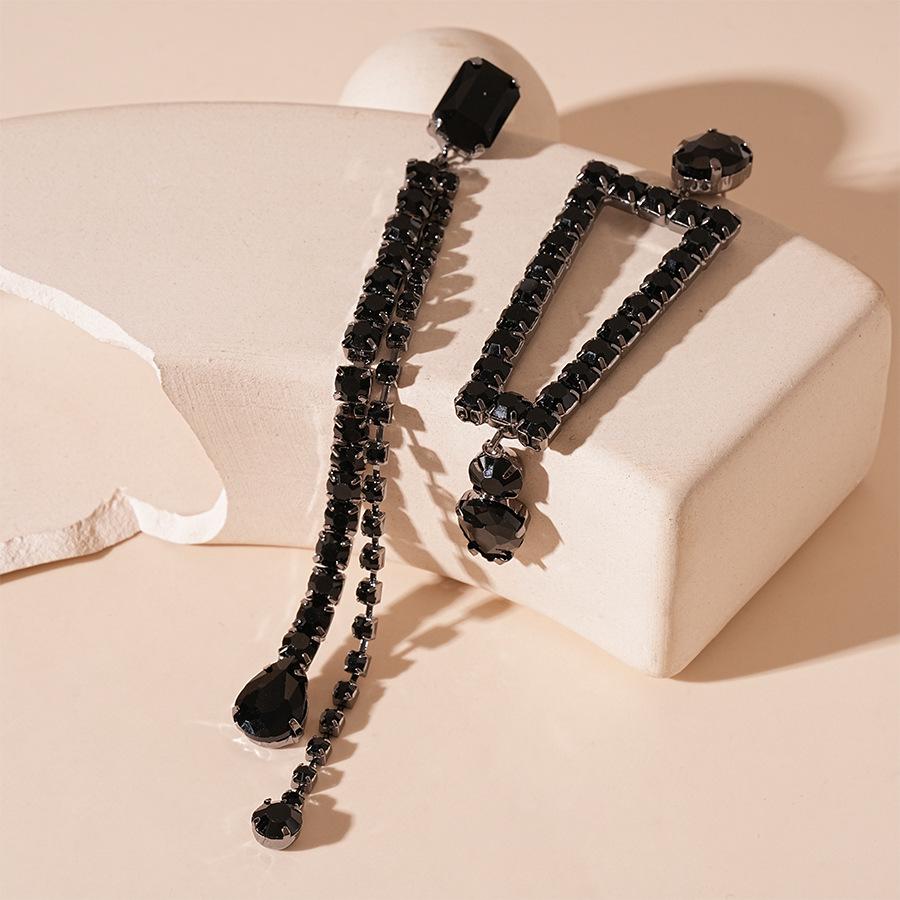 

Серьги с кисточками из стразов в темном стиле, серебристые: Элегантный асимметричный геометрический дизайн для женщин