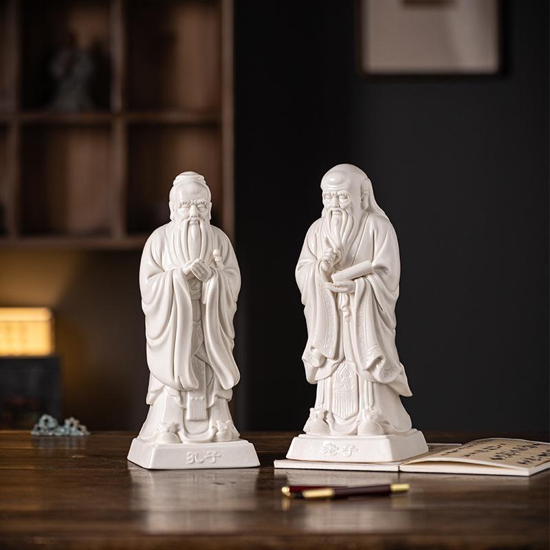 Chinesisches Feng Shui zeigt eine Statue von Laozi und Konfuzius, eine Skulptur aus weißem Porzellan, eine Schreibtischdekoration, eine Statue von Co