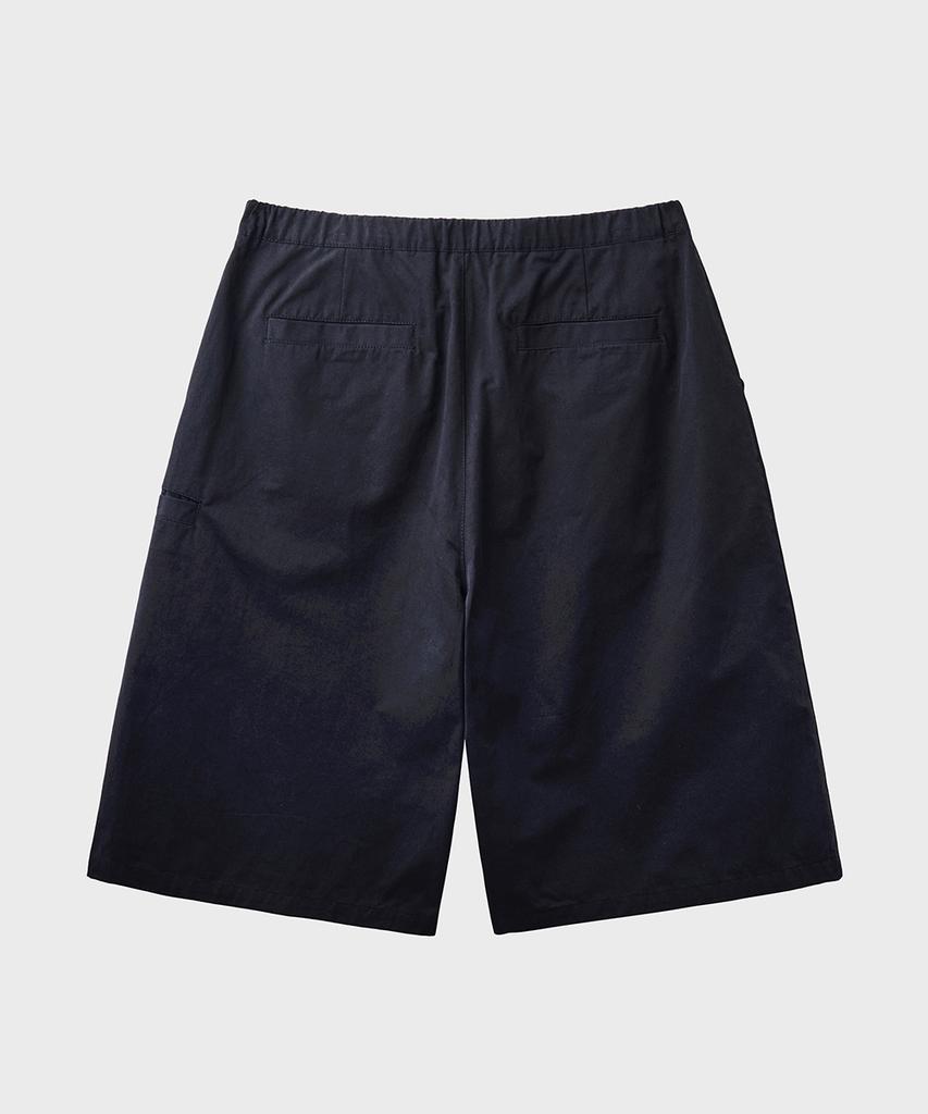 HOOVES Deep Tuck Belted Bermuda Shorts [Black]