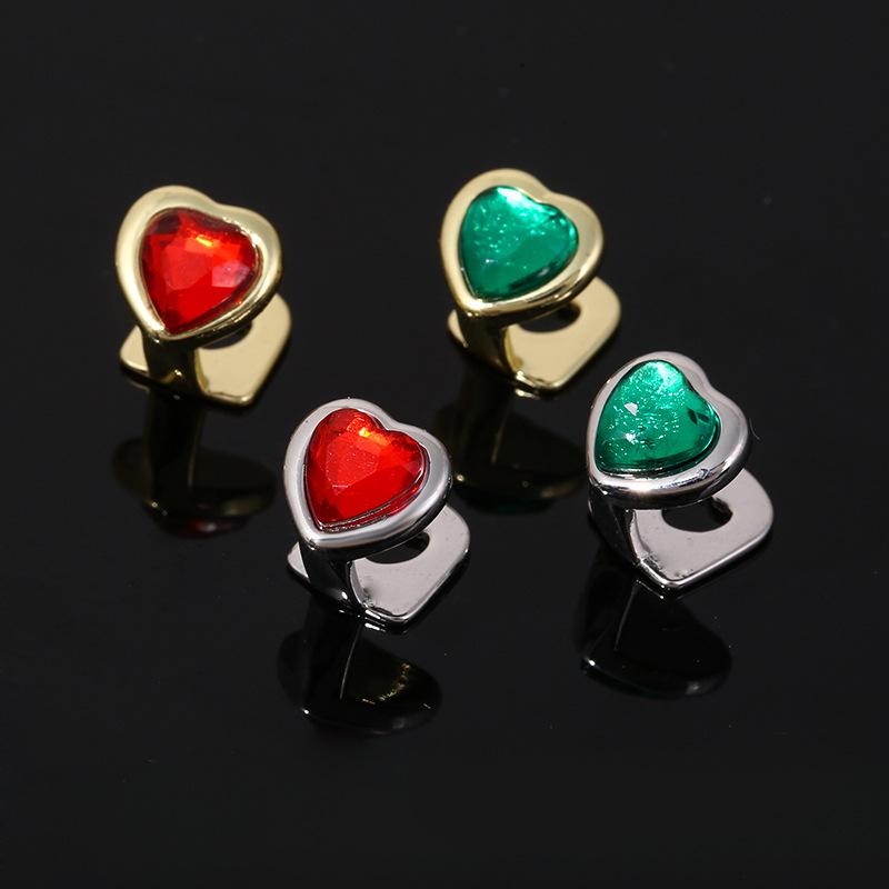 

Heart-Shaped Ruby & Emerald Hip-Hop Grillz: Unique Gold Teeth Jewelry for Men & Women. золотий/червоний