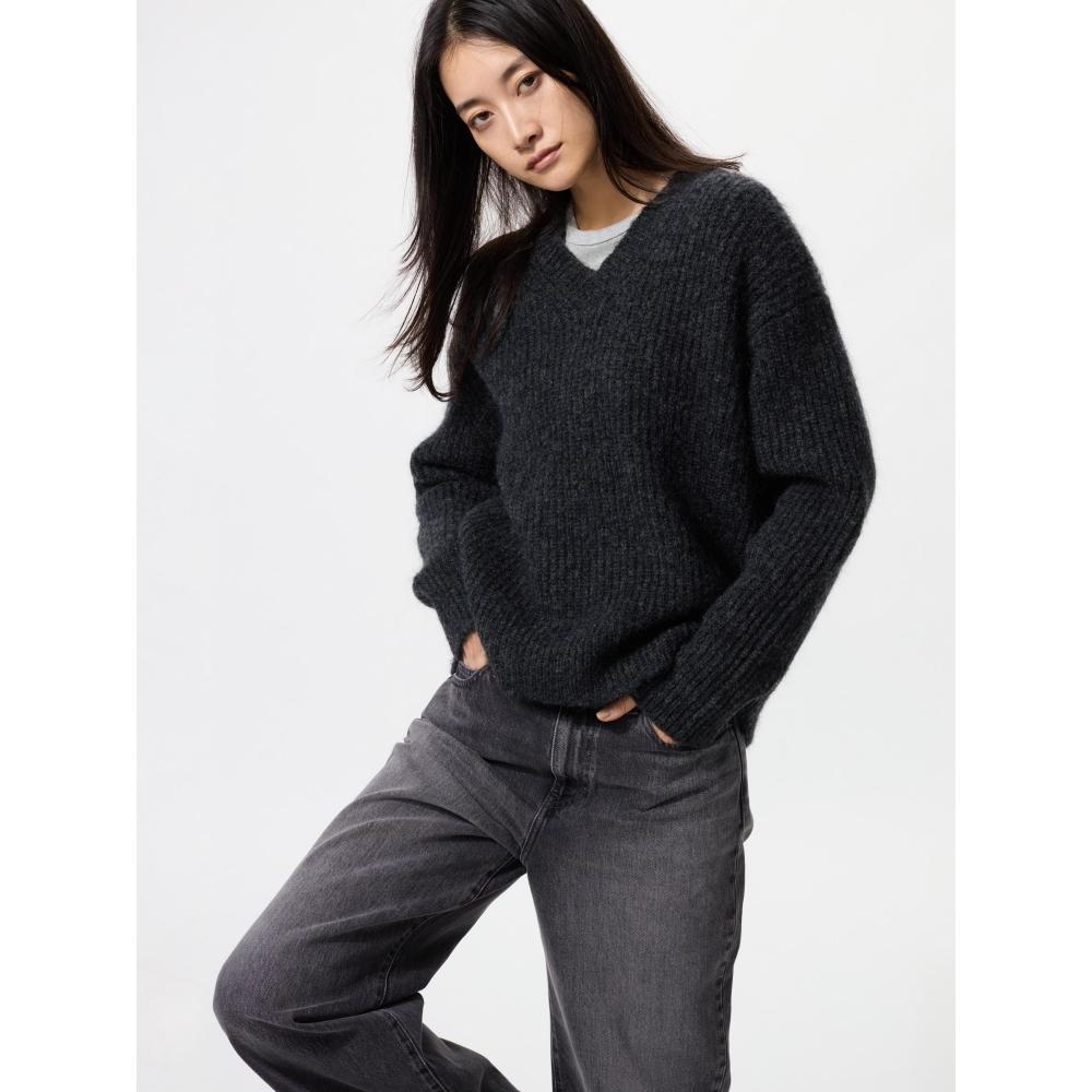 Uniqlo Fluffy V Neck Sweater
