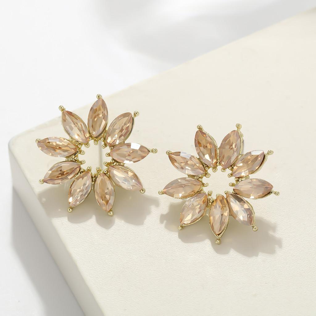 Vintage Flower Ear Studs Alloy Jewelry For Women With Elegant Design And Fall