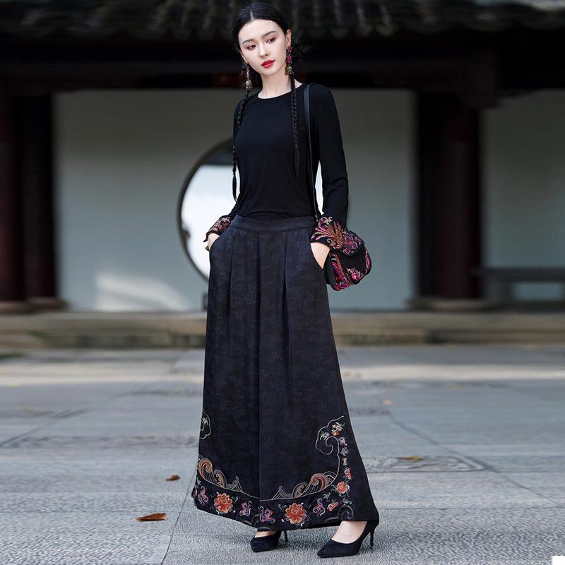 Women's Ethnic Style Retro Jacquard Embroidery Wide-Leg Culottes.