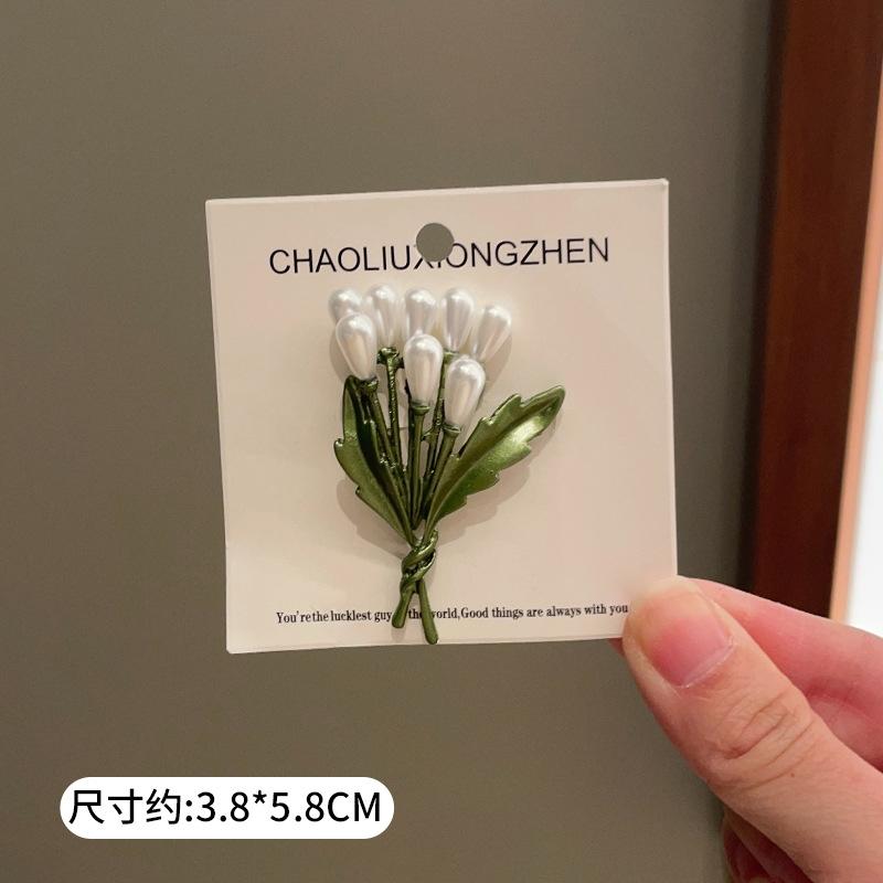 French Pearl Botanical Floral Brooch Women Summer Style Anti-Slip Clasp Elegant Suit Accessory Versatile Commute Bouquet