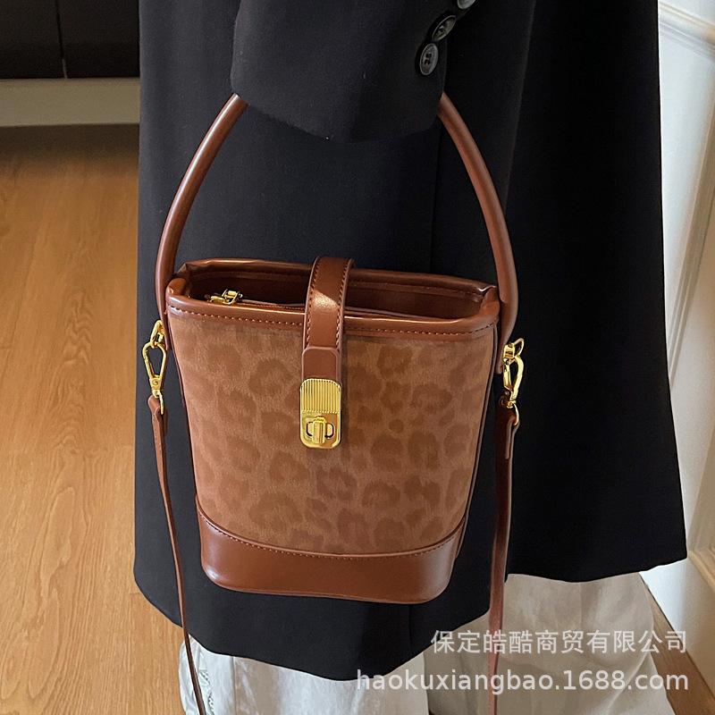 This Year's Popular Leopard Print Small Bag Women's Autumn and Winter 2025 New Retro Messenger Bag Korean Version Portable Bucket Bag