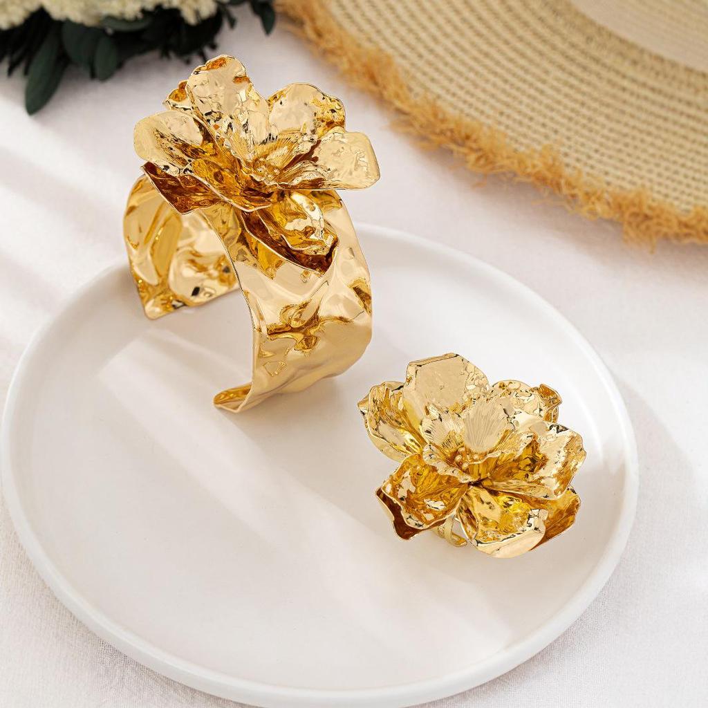 Exquisites 3D-Blumenarmband-, Ring- und Ohrring-Set: Einzigartiges Design mit hochwertiger Verarbeitung. Perfekt als Geschenk.