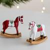 Vánoční závěsné figurky koní Pryskyřičná houpací bílý kůň ozdoba Poutavé dekorace pro sváteční atmosféru