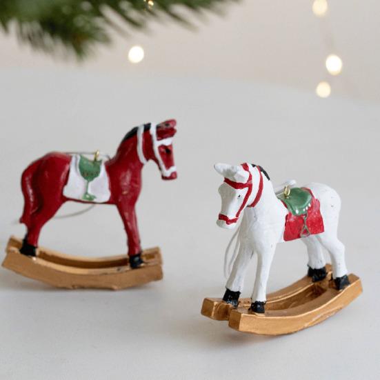 Vánoční závěsné figurky koní Pryskyřičná houpací bílý kůň ozdoba Poutavé dekorace pro sváteční atmosféru