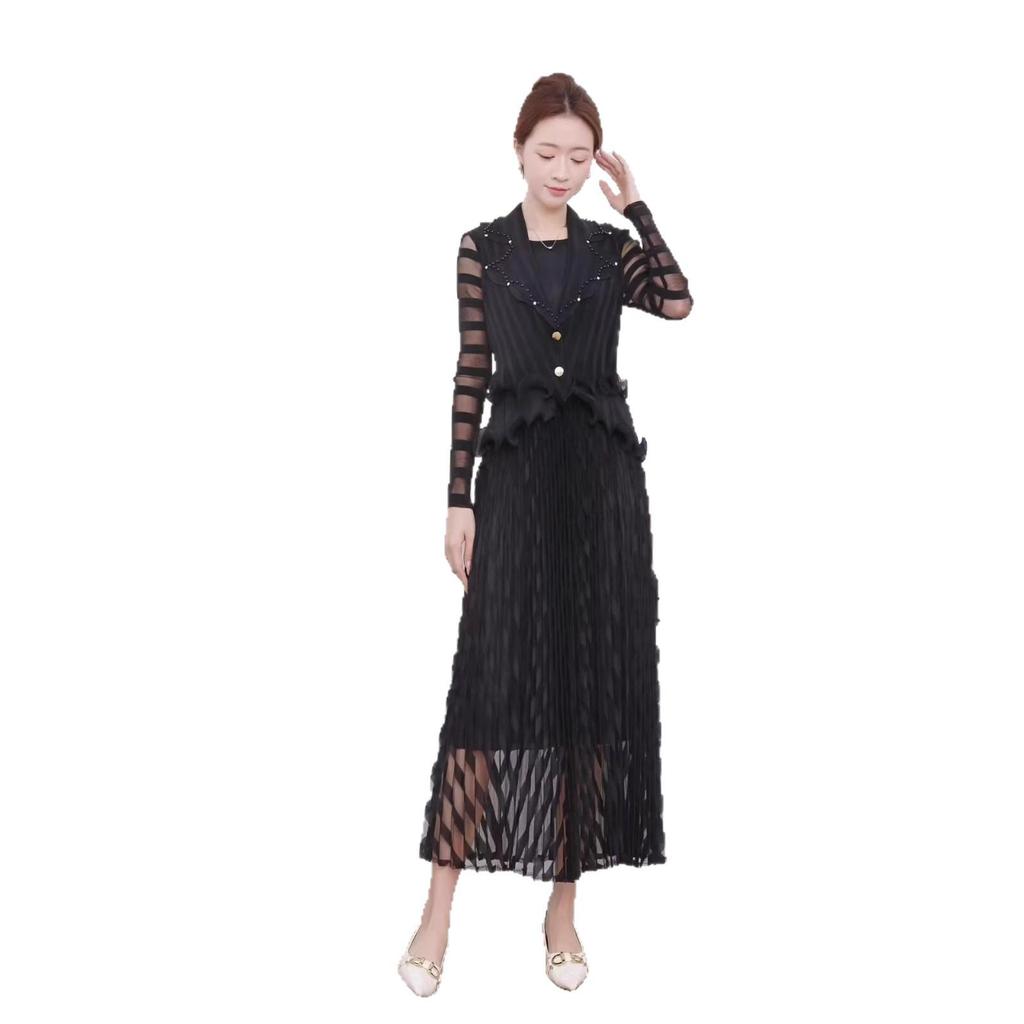 Robe Plissée à Volants Miyake avec Col Tailleur et Design Double-Boutonnage Cintrée à la Taille