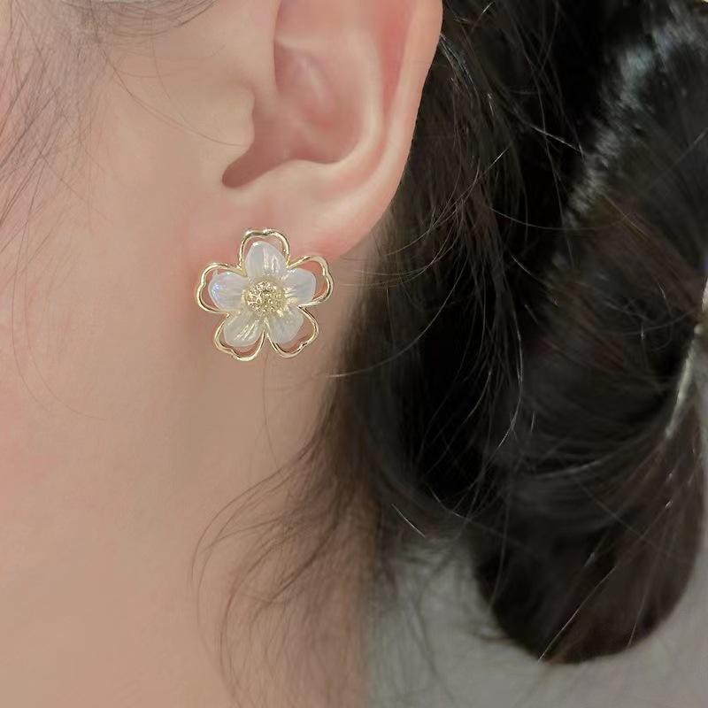 S925 Silber Nadel Super Fee Bäcker Blume Stud Ohrringe Kleine Frische Temperament Ohrringe Modische Einfache Ohrringe Frauen