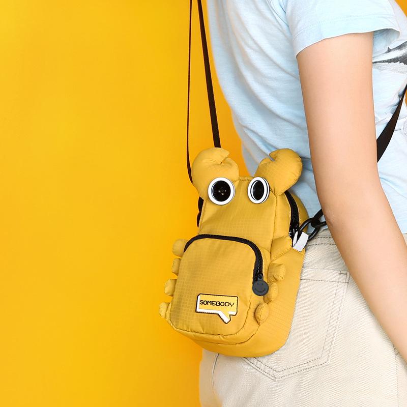 

Сумка через плечо с трехцветным мультяшным крабом — забавный квадратный дизайн для телефонов для девочек.