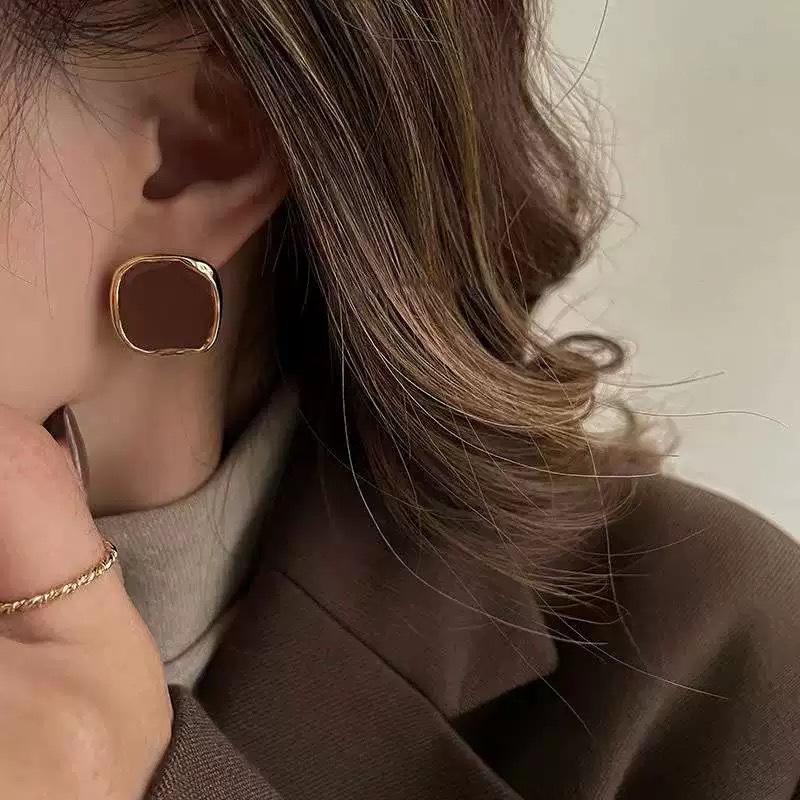 2024 Retro Amber Brown Women's Stud Earrings: High-End, Light Luxury, Niche Hong Kong Style