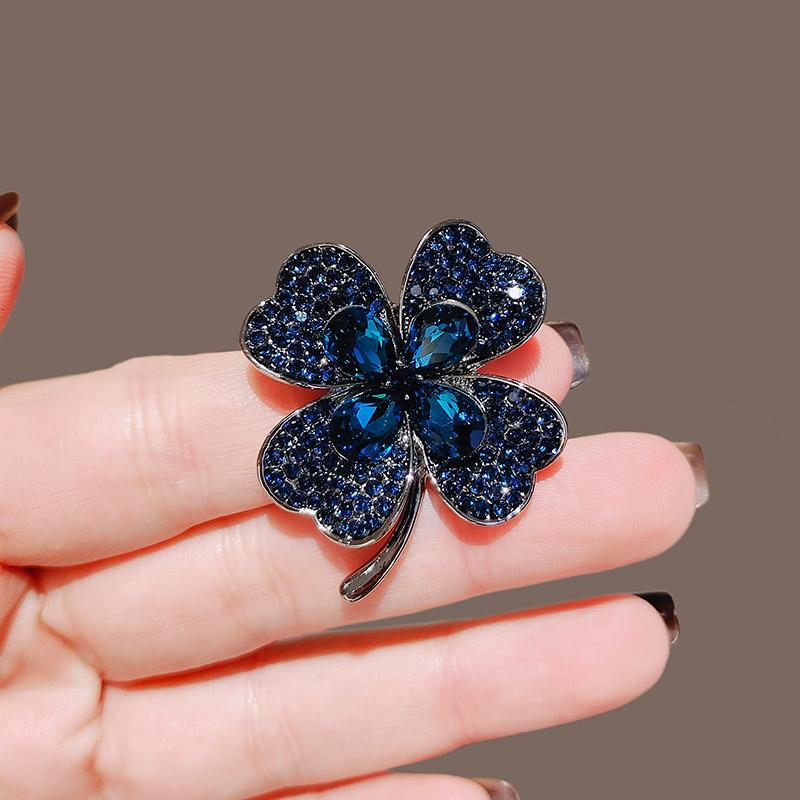 Blue Crystal Four-Leaf Clover Brooches For Women Simple Design Rhinestone Flower Lapel Pins Wedding Jewelry for Her New