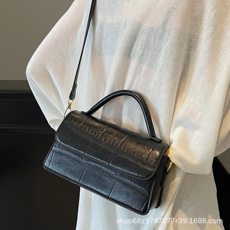 Retro Simple Portable Small Square Bag Women's Old Money Wind Wear Casual Shoulder Messenger Bag Commuter Bag