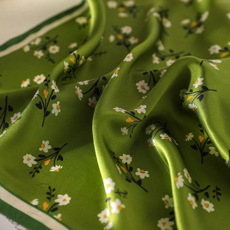 Green silk silk scarf women's Korean version of the new fashion light luxury advanced sense age-reducing mulberry silk small square scarf scarf