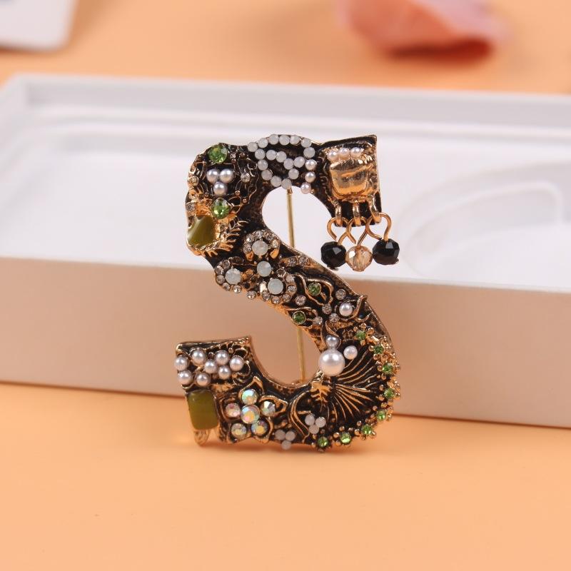 Vintage Rhinestone Pearl Letter Corsage Simple Coat Accessories Brooch Pin