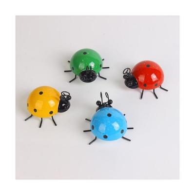 1 Pcs Mini Metal Ladybug Beetle Fence Wall Hanging Ornament Statue Patio Garden Figurine Home Decoration Creative Crafts
