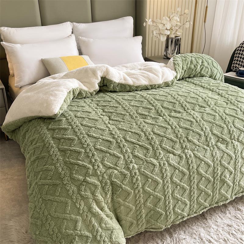 Thickened Lambswool & Milk Velvet Quilt - Cozy Winter & Versatile Spring/Fall Blanket for Twin or Dorm Use