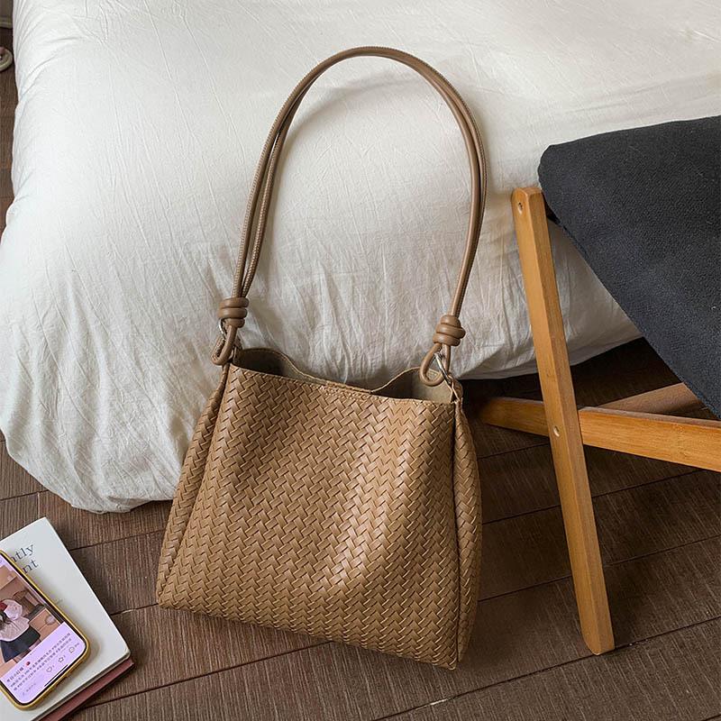 Bags Women's tote bags Large capacity messenger 2025 New retro versatile shoulder bags Popular bucket bags this year