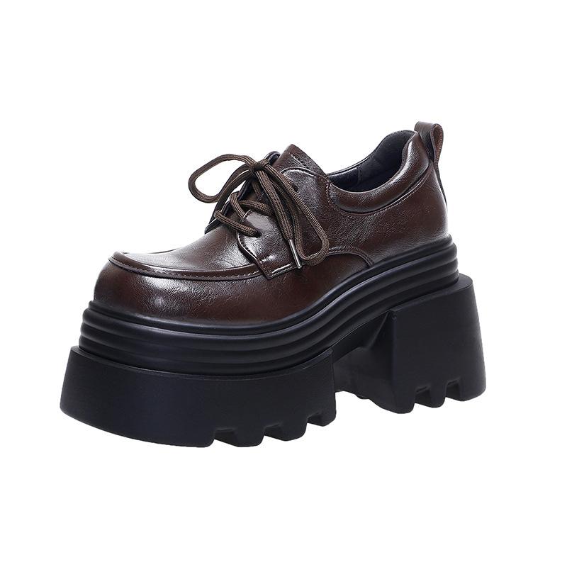 

Женские туфли-лоферы на платформе, увеличивающие рост на 10 см, в британском стиле, из маленькой кожи, женские, новые осенние 2025 года, универсальные и стройнящие, на шнуровке, одинарные туфли 39 коричневый