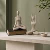 Scultura Zen Yoga, Statuetta Meditazione in Resina con Texture di Arenaria, Decorazione Astratta Posa Yoga per Soggiorno e Libreria, Regalo Accessori per la Casa