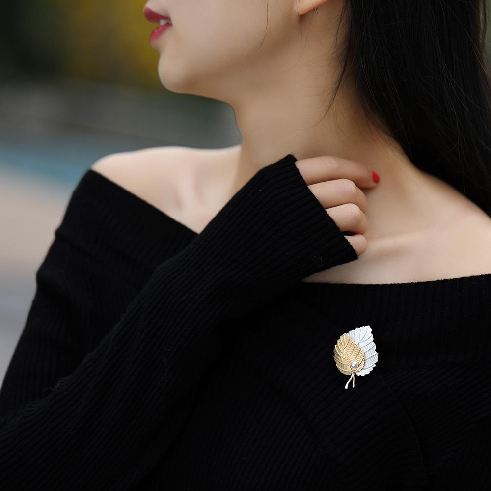New Maple Leaf Brooch Female Korean Version Retro Creative Brooch Two-color Leaf Anti-light Pin Suit Accessories