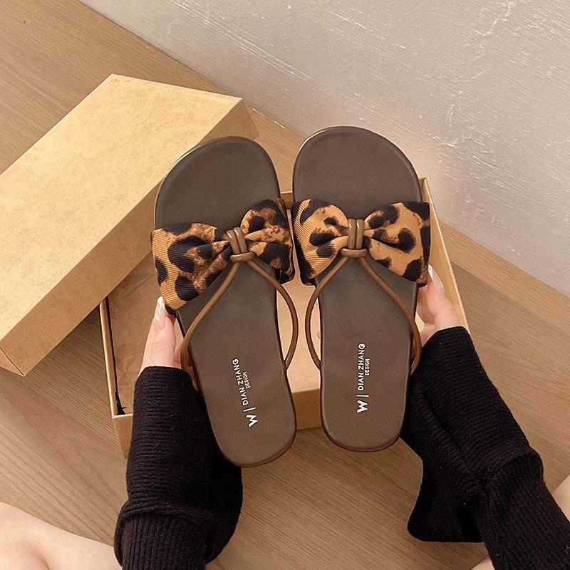 Internet celebrities with the same polka dot bow slippers women's summer wear non-slip soft sole one-word drag gentle wind sandals