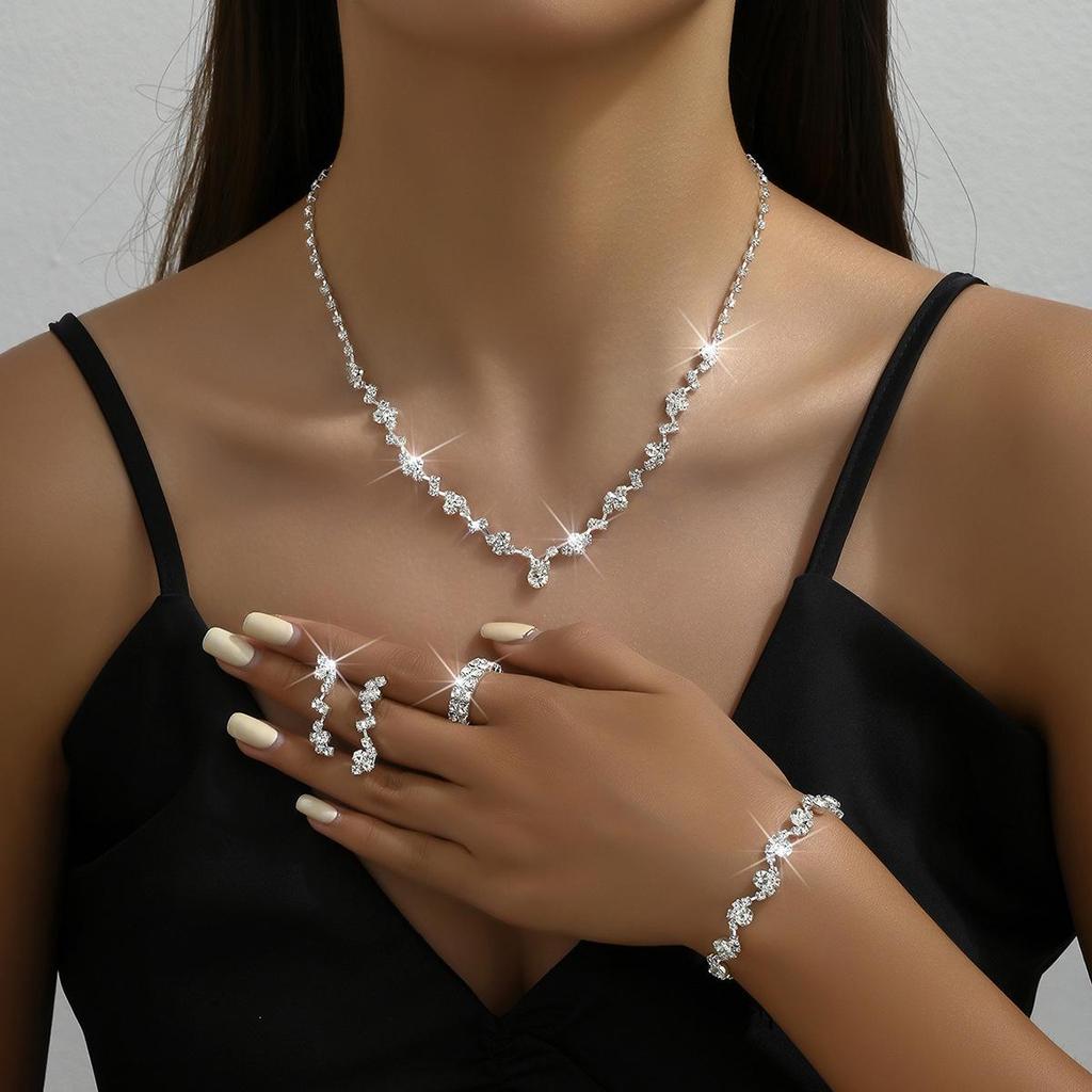 Elegant Bridal Necklace and Earring Set: Fashionable and Versatile Jewelry