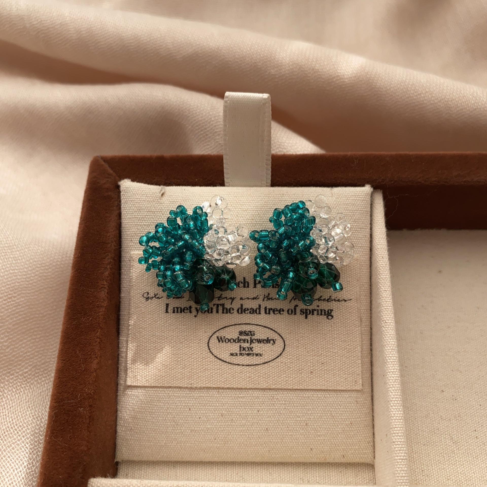 

Fresh blue flower beaded stud earrings, female Mori super fairy temperament sweet personality design vacation style earrings