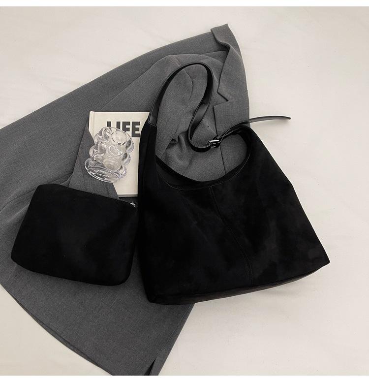 Autumn and winter new suede bucket bag large capacity shoulder underarm tote bag retro commuter versatile mother and child bag