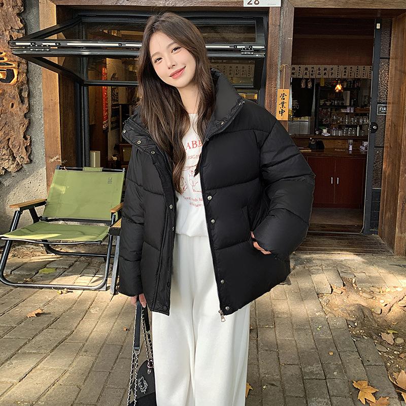 

Короткая пуховая хлопковая куртка женская зима 2025 новая корейская версия свободного кроя со стойкой воротником утолщенная куртка-пуховик M чёрный