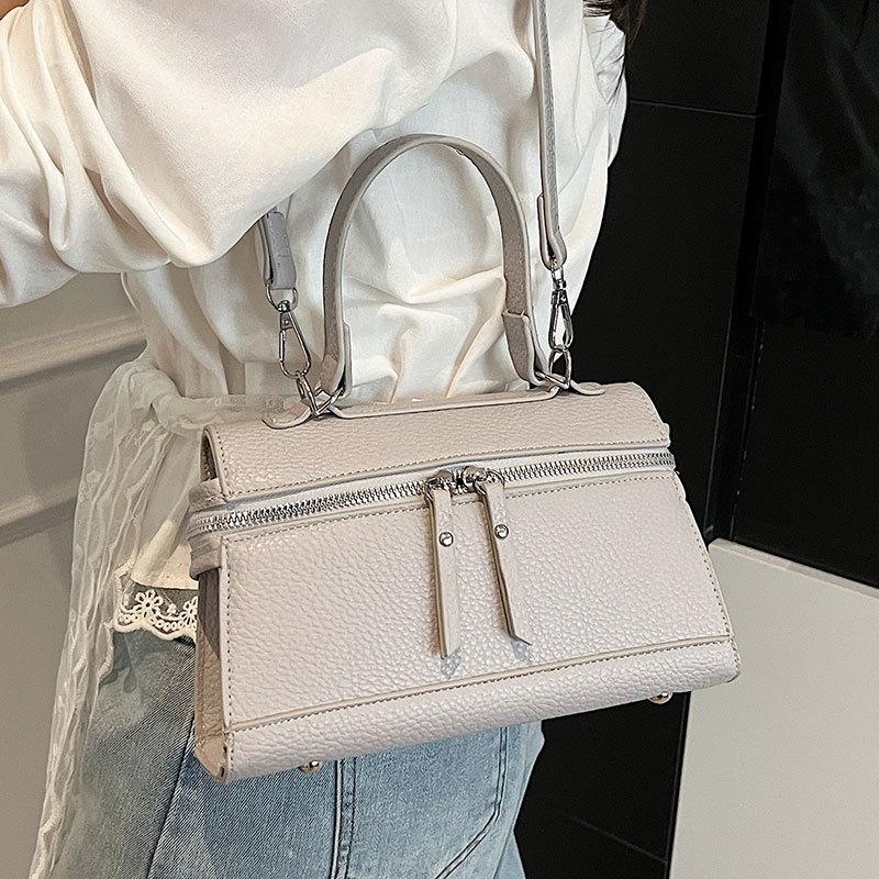 2025 spring and summer new fashion temperament simple style portable small square bag Korean version women's commuting advanced sense messenger bag