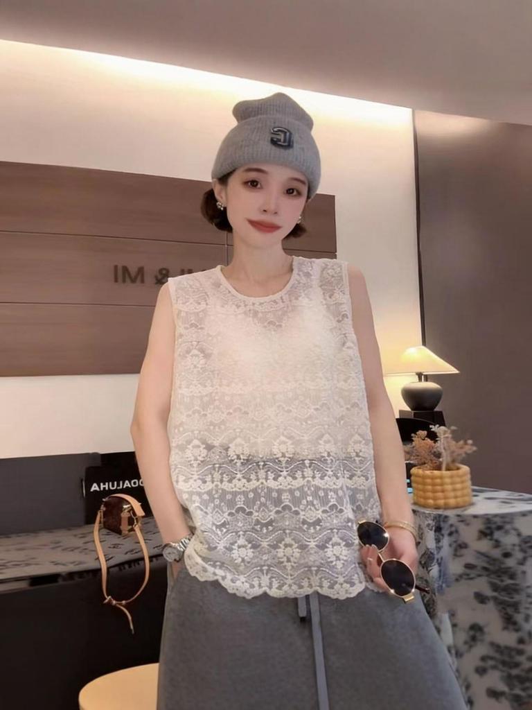 Trendy Plus-Size Lace Round Neck Sleeveless Top