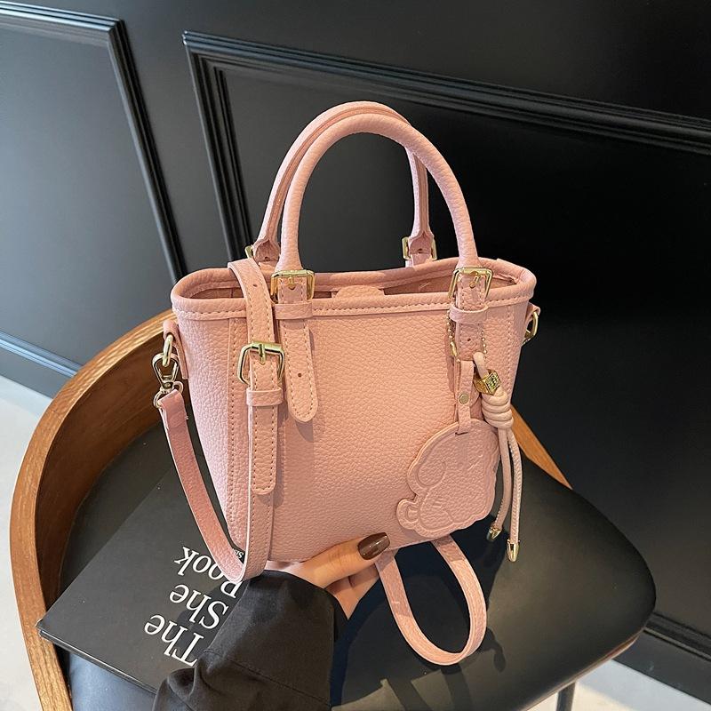 

Simple and stylish handbag New casual shoulder small tote bag Casual commuter messenger bag розовый