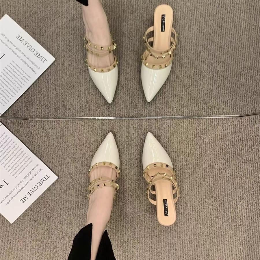 Populära små doftande nitar högklackade damskor väskhuvud halvtofflor mode spetsiga coola tofflor tjock klack