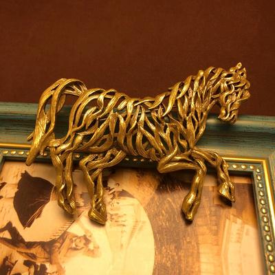 SKEDS Vintage Horse Zodiac Brooch Abstract Hollow Out Temperament Pins Fashion Creative High-End Retro Badges