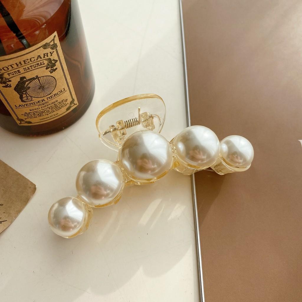 

Handcrafted Large Shark Hair Claw Clip Elegant Pearl Design For Stylish Women In Grey