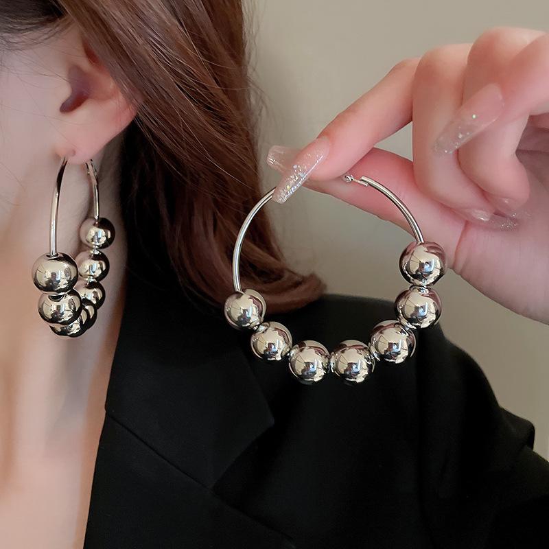 Cercei metalici geometrici argintii: Mărgele rotunde mari, stil contemporan european și american