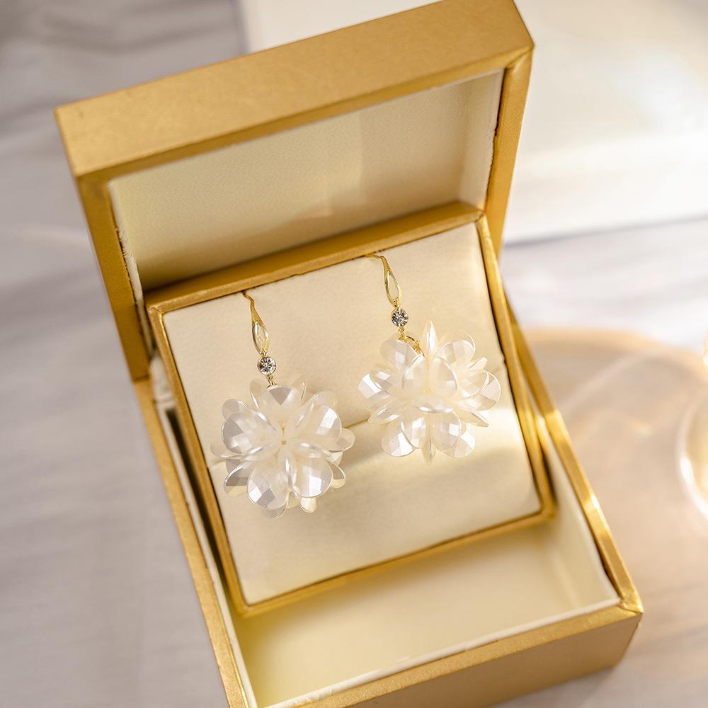 Super Fairy Gentle Mori White Flower Ball Earrings, Small Fresh And Gentle Temperament Pearl Flower Earrings