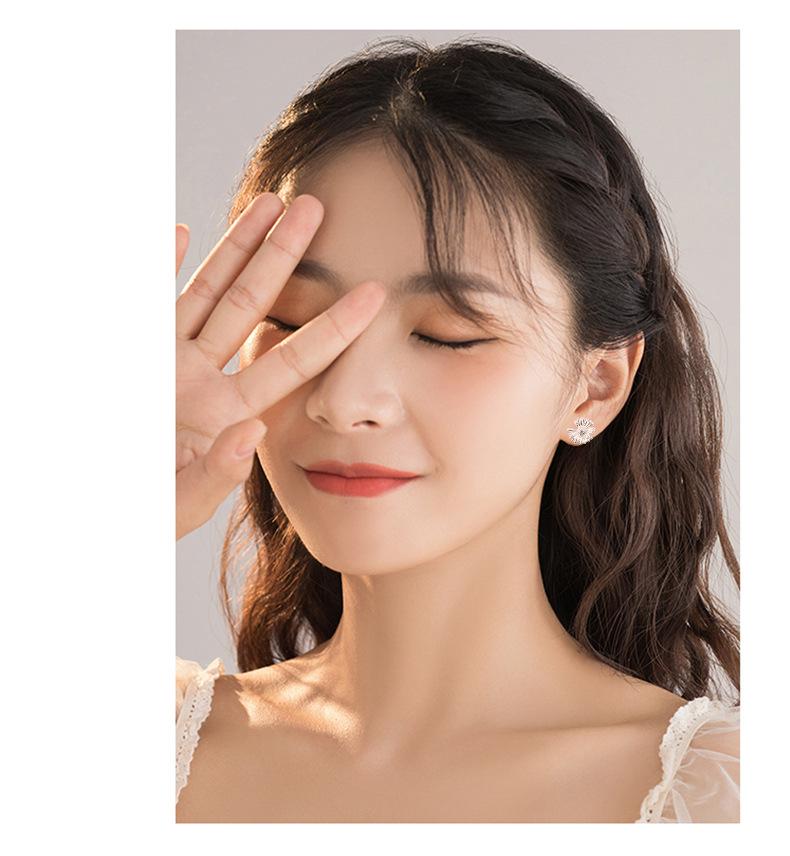2025 New Style S925 Sterling Silver Daisy Stud Earrings for Women – Simple, Versatile, and Elegant Ear Piercing.