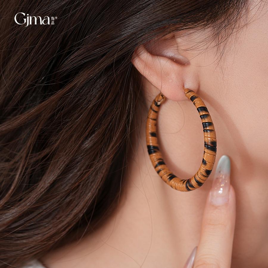 European and American Spice Girls Leopard Print Leather Circle Earrings Temperament Earrings Design Earrings Women