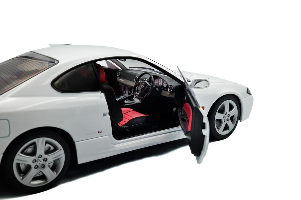 Solido Nissan Silvia S15 Spec R Aero 1999 White Drive 1/18 Right-Hand