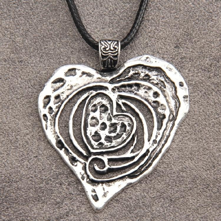 Prosty, a jednocześnie szykowny naszyjnik z sercem, wykonany ze stopu cynku, codzienna biżuteria, niezbędny wisiorek z sercem, łańcuszek na obojczyk