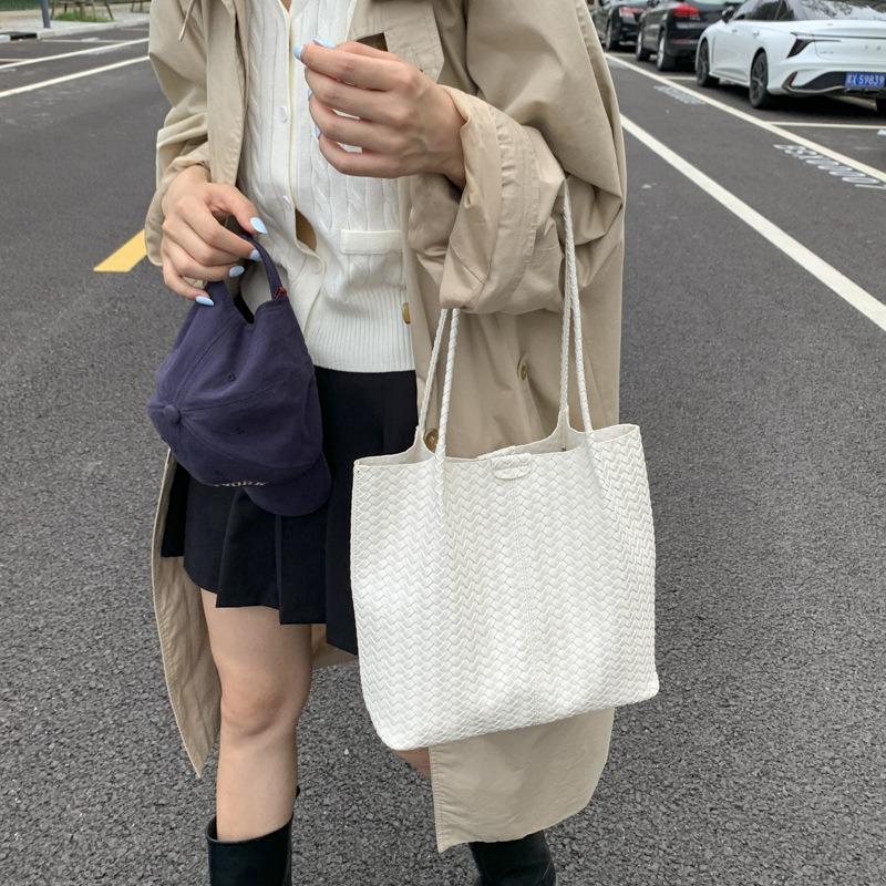 Woven Pattern Large Capacity Shoulder Tote Bag Women's New Fashion Soft Leather Retro Commuter Armpit Bag
