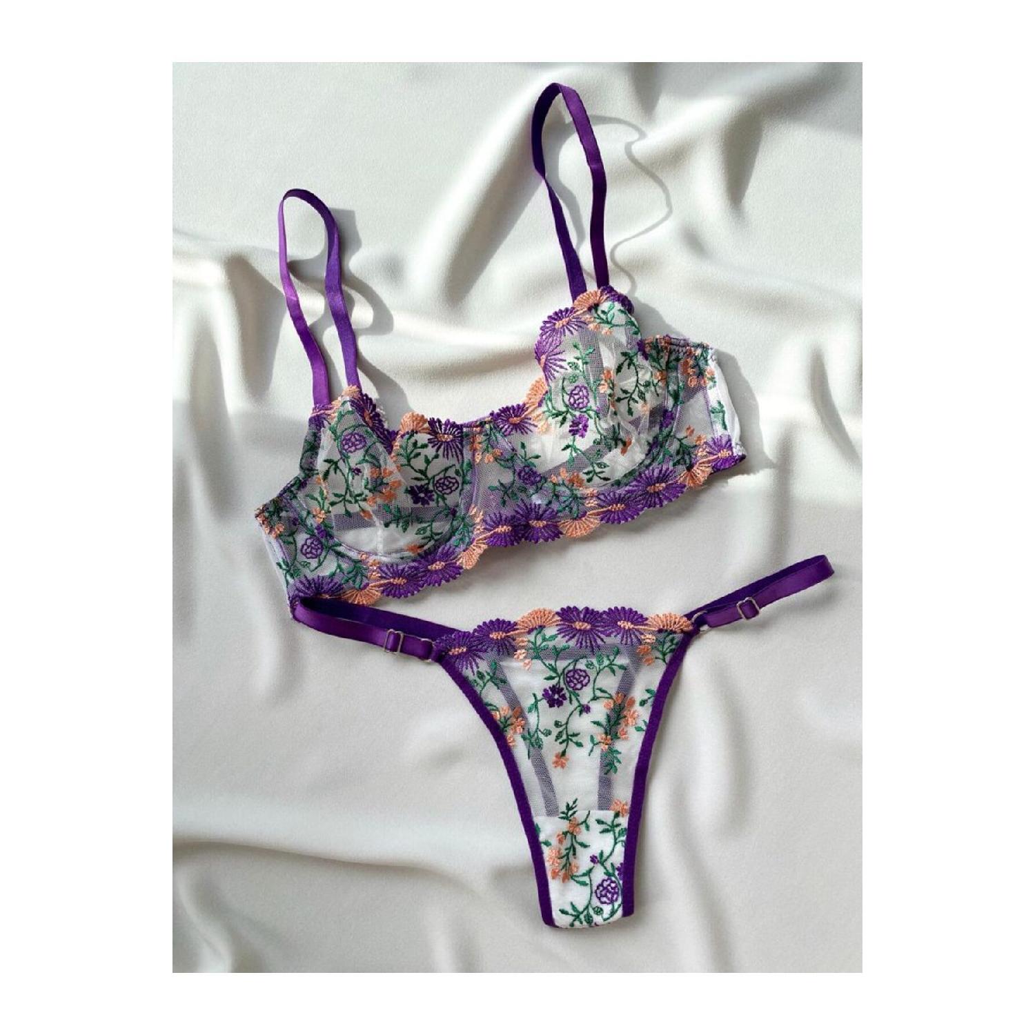 

Комплект бюстгальтерів із стрінгами та колготками з фіолетовими квітами 75B рожевий