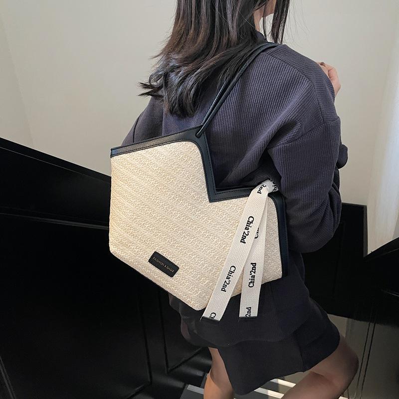 Woven straw bag women's large capacity 2025 new summer portable shoulder bag seaside satchel commuter tote bag