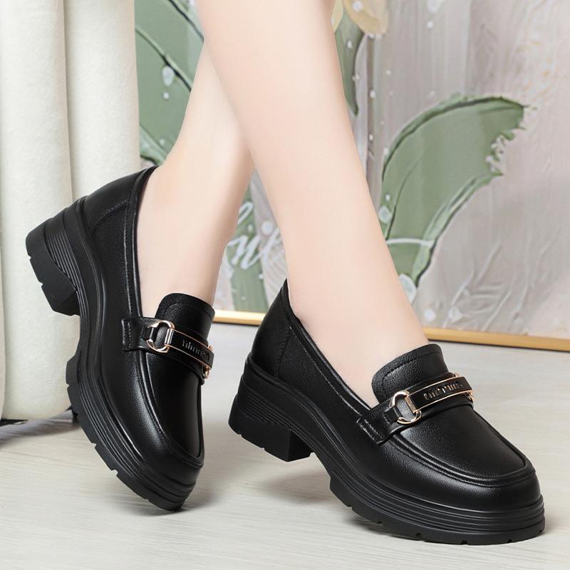 

Британский стиль Толстая подошва Лакированная кожа Лоферы Женские туфли на платформе 2025 Весна Небольшой блочный каблук Туфли Офис Элегантный 36(Foot23cm)