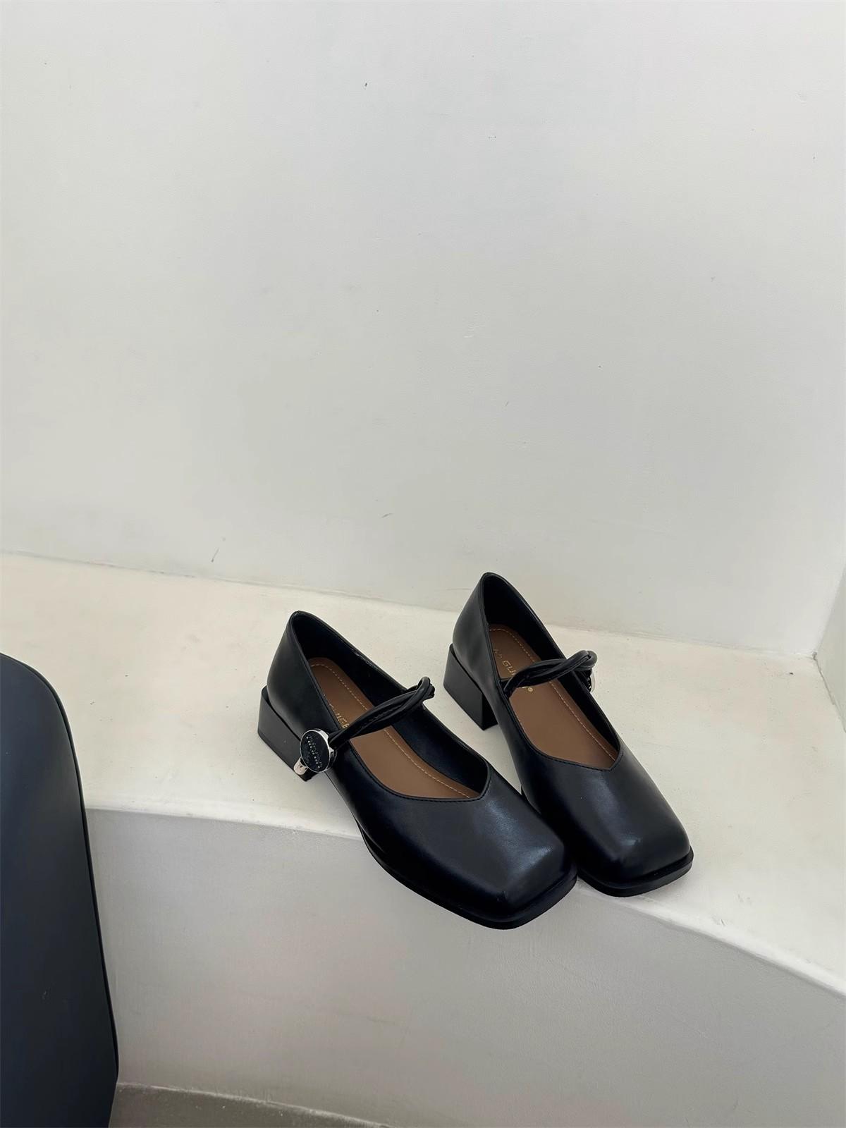 

Ретро туфли Мэри Джейн с квадратным носком и толстым каблуком, женские весенние новые туфли-лодочки на среднем каблуке с ремешком на подъеме 40 чёрный