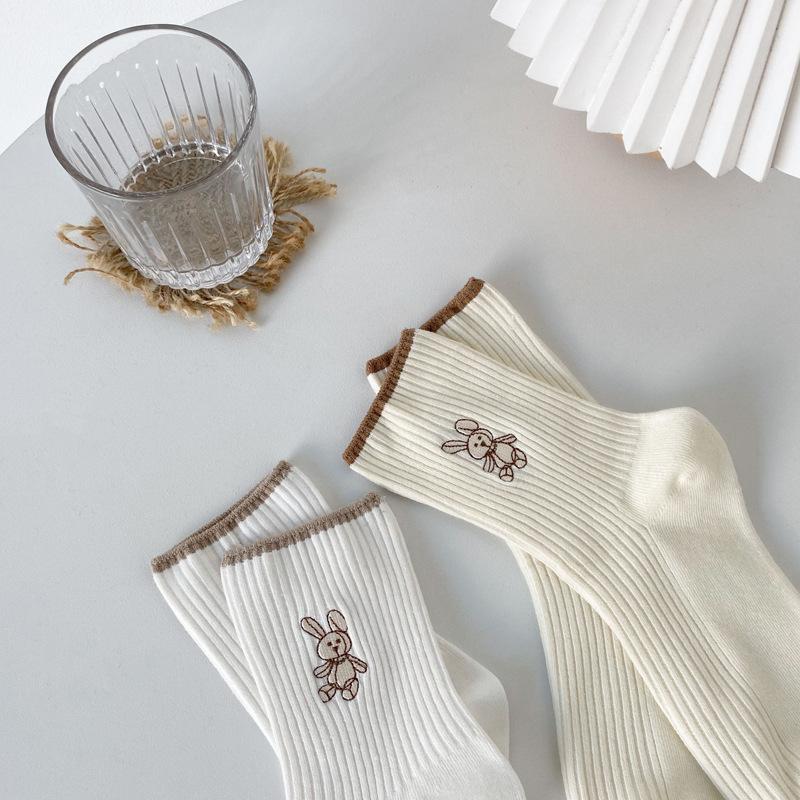5 Paar Damen Herbst und Winter Neue Baumwolle Lieblich Einfarbig Dünne Streifen Stickerei Hase In Der Röhre Frotteesocken